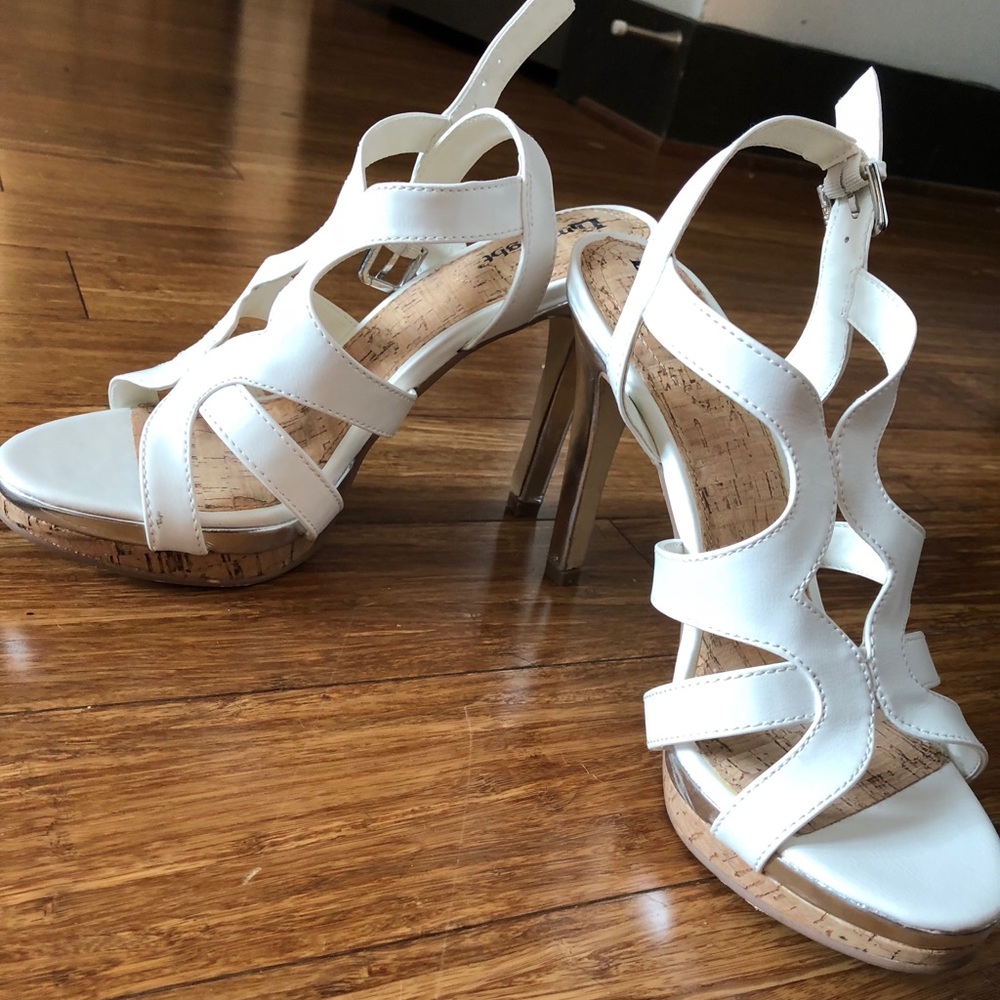 Never been worn (sz8) white 3-3 1/2” heel sandals